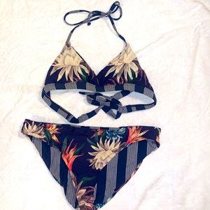 Splendid kids bikini set, double sided fabric makes for 2 swimsuits in one!